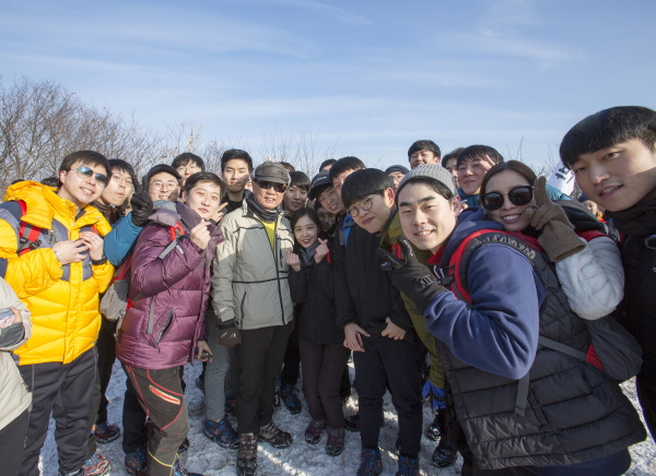 지난 21일 임직원들과 산행에 나선 박삼구 금호아시아나그룹 회장(사진 가운데). 자료 : 금호아시아나그룹