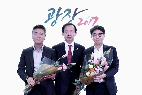 이학충 하나외환카드노동조합 수석부위원장(왼쪽), 정수진 하나카드 대표이사(가운데), 정종우 하나외환카드노동조합 위원장이 행사 후 기념촬영을 하고 있다./사진제공=하나카드