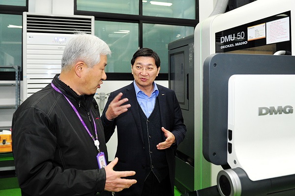 김규옥 기보 이사장이 G밸리 내 창업기업 파트너스랩(주)를 방문하고 있다./사진제공=기술보증기금