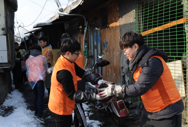 한화투자증권, 신입사원 첫 업무는 구룡마을 자원봉사