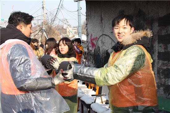 한화손보 신입사원 구룡마을에 연탄배달 나서