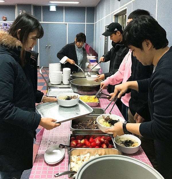 바로크레디트대부 임직원이 청운보육원에서 떡국 배식을 진행하고 있다./사진제공=바로크레디트대부