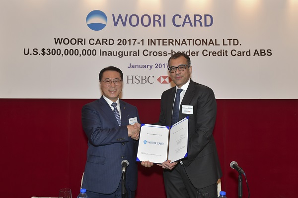 유구현 우리카드 사장(왼쪽)과 Surendra Rosha HSBC은행 홍콩 아태지역금융부문 대표가 24일 오전 홍콩에서 해외 ABS 발행 체결식 후 기념촬영을 하고 있다./사진제공=우리카드