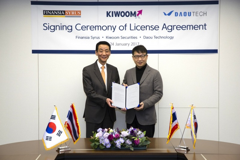 권용원 키움증권 대표이사(왼쪽)와 피낸시아 사이러스 증권 차차완 지아라와논 회장이 계약 체결 후 기념사진을 촬영하고 있다.