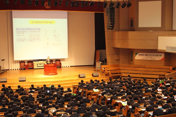 서울 대광고 대강당에서 동부저축은행 이성주감사가 대광고 신입생 오리엔테이션에서 350여 학생들에게 강의를 하고 있다./사진제공=동부저축은행