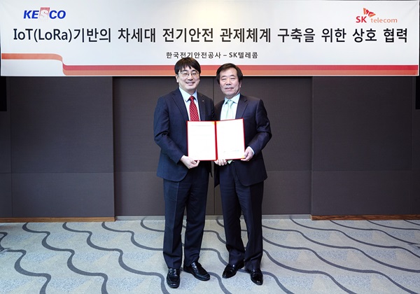 SK텔레콤 을지로 사옥에서 SK텔레콤 차인혁 IoT부문장(사진 왼쪽)과 한국전기안전공사 황용현 안전이사가 상호양해각서 체결 후 양사의 적극적 협업을 다짐했다.