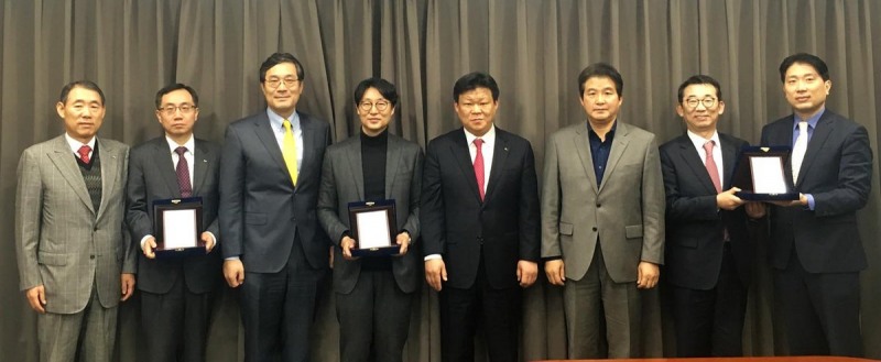 공무원연금공단은 지난 8일 2016년 성과가 우수한 국내주식 운용사 2곳과 성과평가사 1곳을 선정해 감사패를 수여했다.