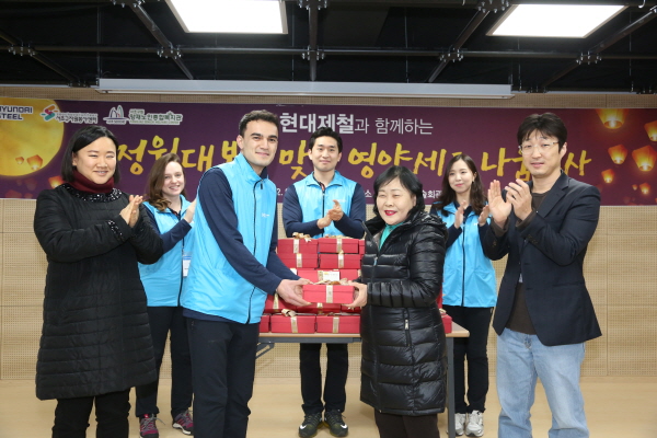지난 9일 서초구민회관에서 현대제철 신입사원들이 정월대보름을 맞아 직접 만든 영양나눔세트를 어르신에게 전달하고 있다.