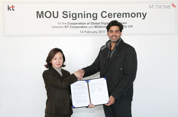 KT 미래사업개발단장 고윤전 상무(사진 왼쪽)와 M3DICINE의 Hussain(후세인) 대표가 ‘글로벌 디지털 헬스케어 사업협력’을 위한 양해각서(MOU)를 체결 후 기념사진을 찍고 있다.