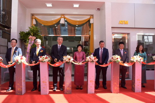 △ KB금융그룹 윤종규 회장(사진 왼쪽에서 두 번째)이 15일 캄보디아 프놈펜에서 캄보디아법인 뚤뚬붕지점(3호점) 개점식에 참석하고 있다. 왼쪽부터 전귀상 KB금융지주 부사장, 윤종규 KB금융그룹 회장, 김원진 주 캄보디아 대사, 네브 찬타나 중앙은행 부총재, 훈마넷 캄보디아 장군, 김현식 캄보디아 한인회장, 므엉 레끼나 뚤뚬붕지점장./ 사진제공= KB금융