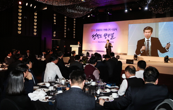 15일 열린 '2016년 쉐보레 최우수 판매왕 시상식'에서 제임스 김 한국GM 사장이 강연하고 있다. 자료 : 한국GM.
