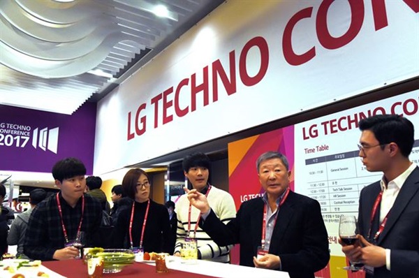 구본무(오른쪽에서 두번째) LG 회장이 지난 15일 서울 코엑스 인터컨티넨탈 호텔에서 열린 LG 테크노 콘퍼런스에서 국내 석박사들과 대화하고 있다.