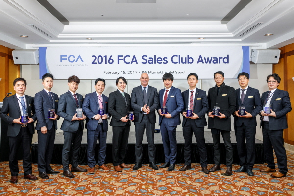 (사진 가운데) 파블로 로쏘 FCA 코리아 사장.