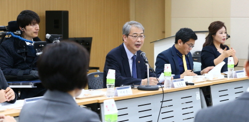 △ 임종룡 금융위원장은 17일 여의도 이룸센터에서 장애인단체 관계자들과 장애인 금융접근성 제고를 위한 간담회를 진행했다. / 사진제공= 금융위원회