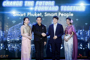 ▲ SK텔레콤 차인혁 IoT사업부문장(사진 오른쪽)와 산파차이 후바난다나 CAT 텔레콤 CEO이 기념촬영을 하고 있다.