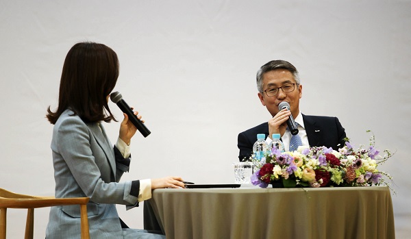 △문창용 캠코 사장(오른쪽)이 21일 본사에서 열린 '2017년 제1차 경영전략회의'에서 임직원이 참여한 가운데 ‘CEO 경영철학 및 2017년 중점 사업 추진 방향’에 대해 설명하고 있다./사진제공=캠코