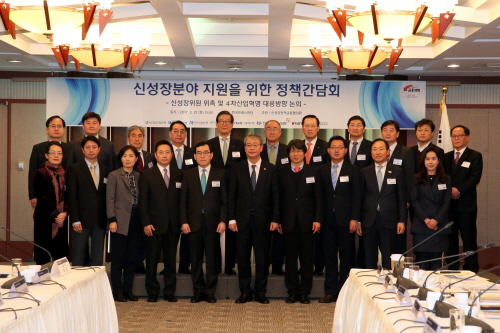 임종룡 금융위원장은 21일 서울 프레스센터에서 신성장분야 지원을 위한 정책간담회를 개최, 신성장위원회 위원을 위촉하고 4차 산업혁명 대응 신성장분야에 대한 정책금융 지원방안을 논의했다. / 사진= 금융위원회