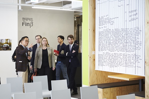 △정태영 현대카드 부회장이 캐런 브래들리(Karen Bradley) 영국 문화미디어체육부 장관에게 스튜디오 블랙을 소개하고 있다./사진제공=현대카드