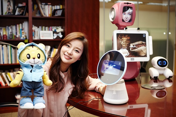SK텔레콤은 MWC 2017에서 차세대 AI로봇들을 선보이며 개방과 협력으로 다양화될 AI 생태계 청사진을 제시한다.