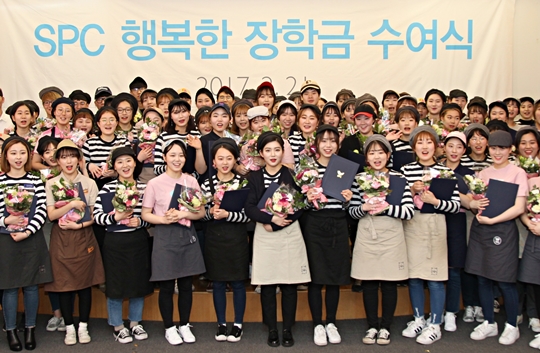 SPC그룹은 21일 서울 신대방동 SPC미래창조원 SPC홀에서 제11회 SPC행복한장학금’ 수여식을 열었다