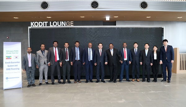 △신용보증기금 관계자와 에티오피아 베레켓 시몬 총리, 정책자문 보좌관과 정책연구소 연구원이 기념촬영을 하고 있다./사진제공=신용보증기금