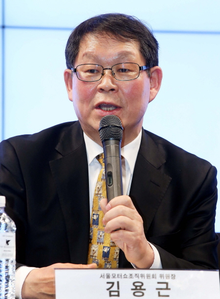 김용근 2017 서울모터쇼 조직위원장이 22일 열린 '기자간담회'에서 답변하고 있다.