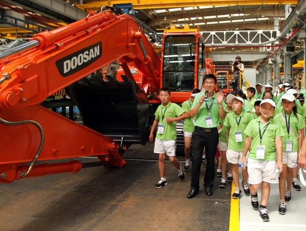 두산인프라코어, 중국서 ‘2016 희망공정 공헌상’ 수상