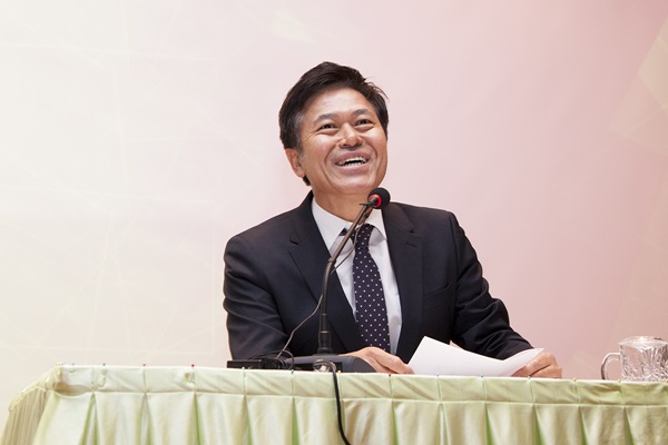 박정호 사장과 ‘CEO-신입구성원과의 대화’ 행사장에서 신입 구성원들과 대화를 나누고 있다.