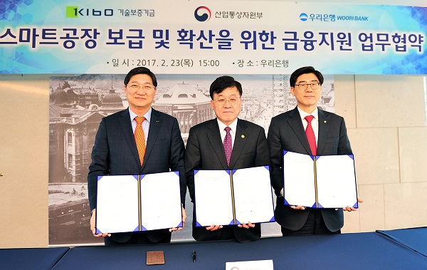 △(왼쪽부터) 김규옥 기보 이사장, 정만기 산업통상자원부 차관, 이광구 우리은행 행장이 협약식 후 기념촬영을 하고 있다./사진제공=기술보증기금