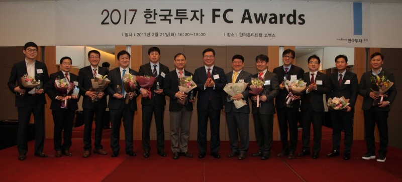 지난 21일 삼성동 인터콘티넨탈 서울 코엑스에서 열린 ‘2017 한국투자 FC Awards’에서 한국투자증권 정일문 부사장(왼쪽부터 일곱번째)과 박원옥 WM전략본부장(오른쪽부터 세번째)이 우수 FC들과 기념촬영을 하고 있다.