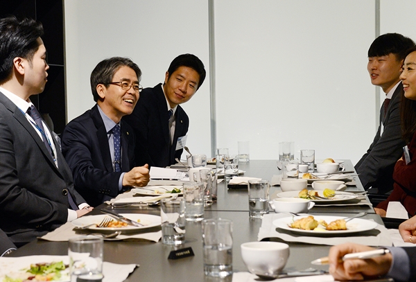 △이윤배 대표이사(왼쪽 두번째)와 임직원들이 아침식사를 하며 다양한 의견을 공유하고 있다. /사진제공=NH농협손해보험