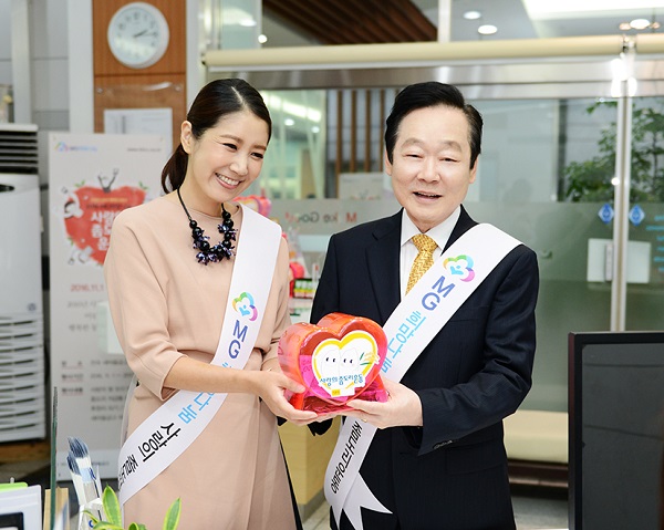 △신종백 새마을금고중앙회장(오른쪽)과 새마을금고 전속모델 유호정씨가 ‘사랑의 좀도리운동 저금통’을 전달하고 있다./사진제공=새마을금고중앙회