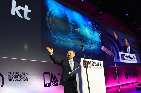 황창규 KT 회장이 27일(현지시간) 스페인 바르셀로나에서 개막한 모바일 월드 콩그레스(MWC) 2017에서 ‘5G 너머 새로운 세상(New World Beyond 5G)’을 주제로 기조연설(Keynote Speech)을 하고 있다.