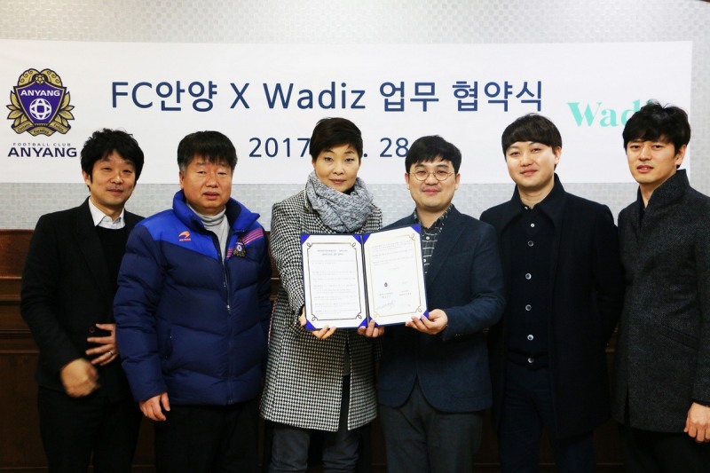 와디즈는 지난 28일 프로축구 K리그 챌린지 FC안양과 크라우드펀딩 지원 업무협약을 체결했다.<br />