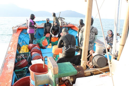 사진:한려해상에서 수산물 채취를 준비중인 해녀들(남해수산 제공)
