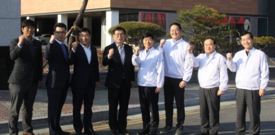 이영호 롯데푸드 대표이사(왼쪽 네번째)가 3월 3일 충남 천안에 위치한 파트너사 푸르온을 방문해 푸르온 김기식 대표이사(왼쪽 다섯번째), 성민겸 대표이사(왼쪽 여섯번째) 및 직원들과 동반성장을 위한 상생 협력 방안을 논의하고 결의를 다졌다.