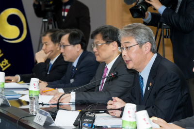 △ 임종룡 금융위원장은 8일 정부서울청사에서 핀테크 지원기관 간담회를 열고 핀테크지원센터와 금융권 핀테크 지원기관간 협력 네트워크 구축과 공동사업 시행방안을 논의했다. /자료사진= 금융위원회