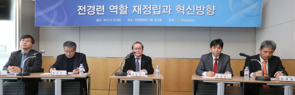 사진 왼쪽부터 박상인 서울대 교수, 권영준 경희대 교수, 구정모 좌장(한국경제학회장), 최준선 성균관대 교수, 안재욱 경희대 교수.