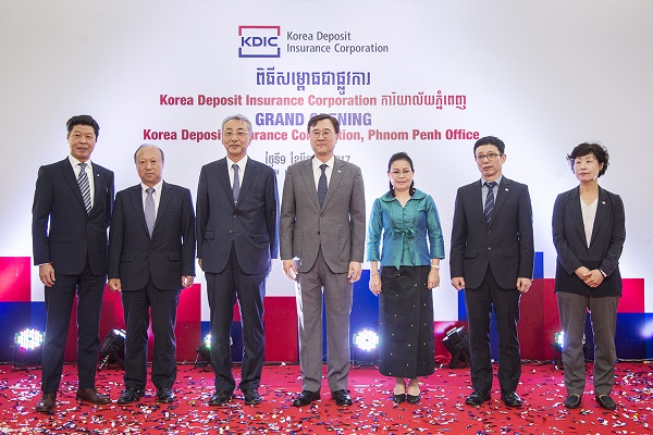 △곽범국 예금보험공사 사장(왼쪽 네번째)을 비롯한 SREY SIYOUT 캄보디아 중앙은행 감사(왼쪽 다섯번째), 김원진 캄보디아 한국 대사(왼쪽 세번째) 등 개소식에 참석한 내외빈들이 사무소 개소를 축하하며 기념촬영을 하고 있다./사진제공=예금보험공사
