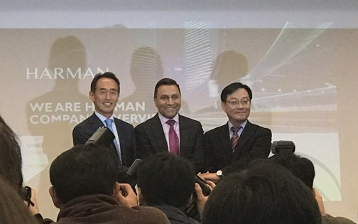 △(왼쪽부터) 손영권 삼성전자 전략혁신센터 사장, 디네시 팔리월 하만 CEO, 박종환 삼성전자 전장사업팀장이 손을 잡고 협력을 다짐하고 있다. 한국금융신문DB