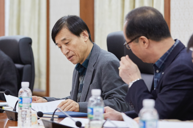 △ 이주열 한국은행 총재가 11일 오전 한은 본관에서 개최한 간부회의에서 자료를 읽고 있다. / 사진제공= 한국은행
