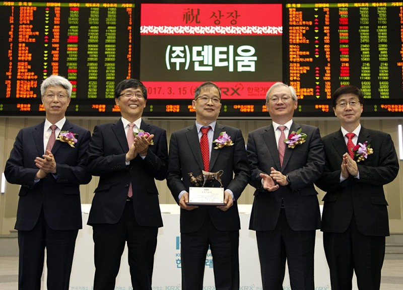 한국거래소는 15일 서울사옥 홍보관에서 덴티움의 유가증권시장 신규상장기념식을 개최했다. (왼쪽부터)이호철 한국IR협의회 회장, 이은태 한국거래소 유가증권시장본부장, 강희택 덴티움 대표이사, 정영채 NH투자증권 부사장, 김정운 한국상장회사협의회 부회장.