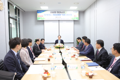 NH농협금융지주 김용환 회장(사진 가운데)이 14일 NH금융PLUS BIFC센터를 방문하여 복합점포 직원들과 간담회를 진행하며 현장의 의견을 청취하고 있다. / 사진제공= 농협금융