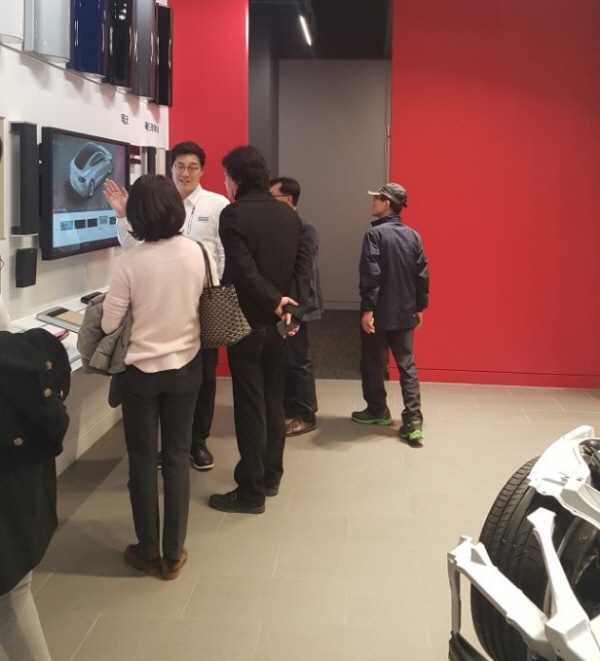 15일 스타필드하남에 개장한 테슬라 매장에서 고객이 판매직원에서 차량 설명을 듣고 있다.