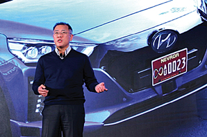 ▲‘CES 2017’에서 현대자동차의 미래 비전을 발표하고 있는 정의선 부회장. 사진 = 현대자동차그룹