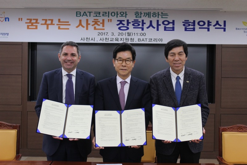 왼쪽부터 토니 헤이워드 BAT 코리아 사장, 송도근 사천시장, 김정규 사천교육지원청 교육장이 기념촬영을 하고 있다. BAT 코리아 제공