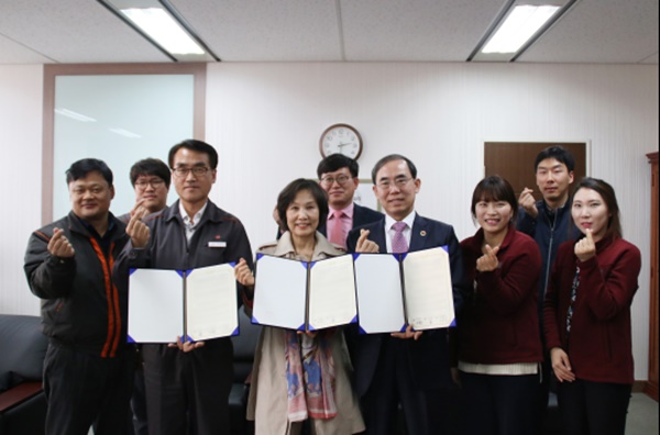 ▲ ㈜한화가 20일 충남 아산1사업장에서 아산전자기계공고와 청소년 사회 적응 지원 프로그램 ‘찾아가는 드림스쿨’협약을 맺었다. 협약식에는 이은광 아산1사업장장(앞줄 왼쪽 두번째)을 비롯 아산종합사회복지관 구선희 관장( 〃 세번째), 오창호 아산전자기계고등학교 교장(앞줄 오른쪽 세번째) 등이 함께했다. (사진=한화)