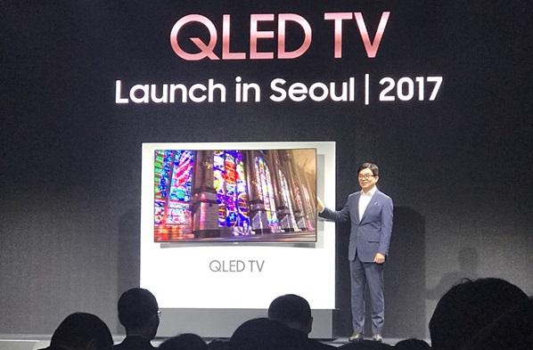 ▲ 삼성전자 영상디스플레이사업부장 김현석 사장이 21일 오전 서울 역삼동 라움 아트센터에서 열린 ‘삼성 QLED TV 미디어데이’에서 신형 프리미엄 TV인 ‘QLED TV’를 소개하고 있다. (한국금융신문 DB)