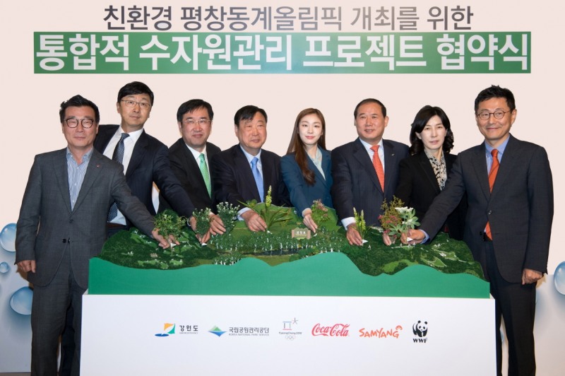 21일 오전 서울 중구 페럼타워에서 열린 '통합적 수자원관리 프로젝트 협약식' 기자간담회에서 (왼쪽부터) 한국코카콜라 박헌영 상무, 이창엽 대표이사 등 관계자들이 기념촬영을 하고 있다.
