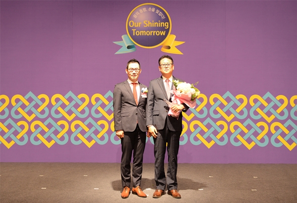△2016 롯데손해보험 연도대상 시상식에서 롯데손해보험 김현수 대표이사(左)와 판매왕을 수상한 지학현 대리점 대표(右) 가 기념촬영을 하고 있다./ 사진=롯데손해보험 제공